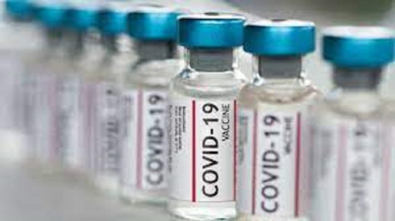 Ούρσουλα φον ντερ Λάιεν: Αντιμετωπίζουμε τις παραλλαγές Covid με εμβολιασμό