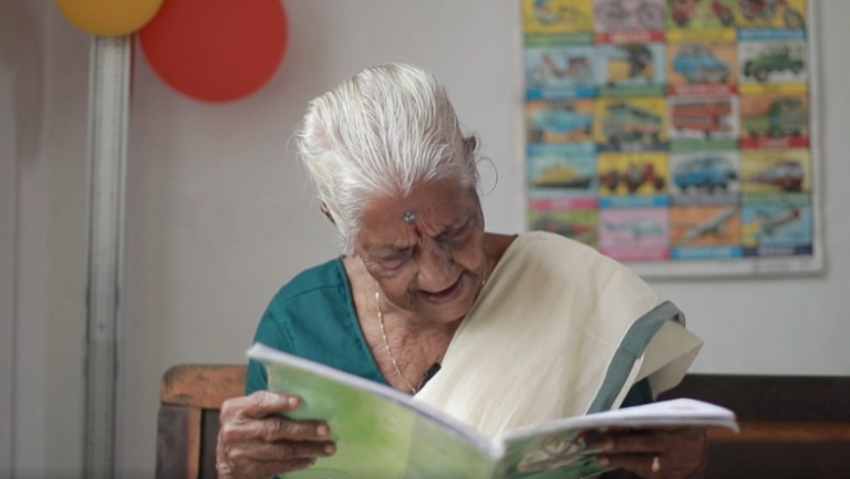 Η Ινδή που έμαθε να διαβάζει και να γράφει στα 104