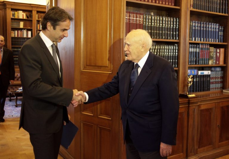 Μήνυμα του πρωθυπουργού για τον θάνατο Παπούλια: «Η πατρίδα αποχαιρετά, σήμερα, έναν μεγάλο Έλληνα»