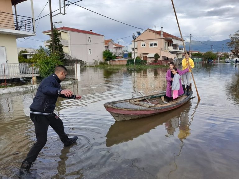 Μεσολόγγι: Ζημιές και πλημμυρισμένα σπίτια άφησε πίσω της η βραδινή νεροποντή