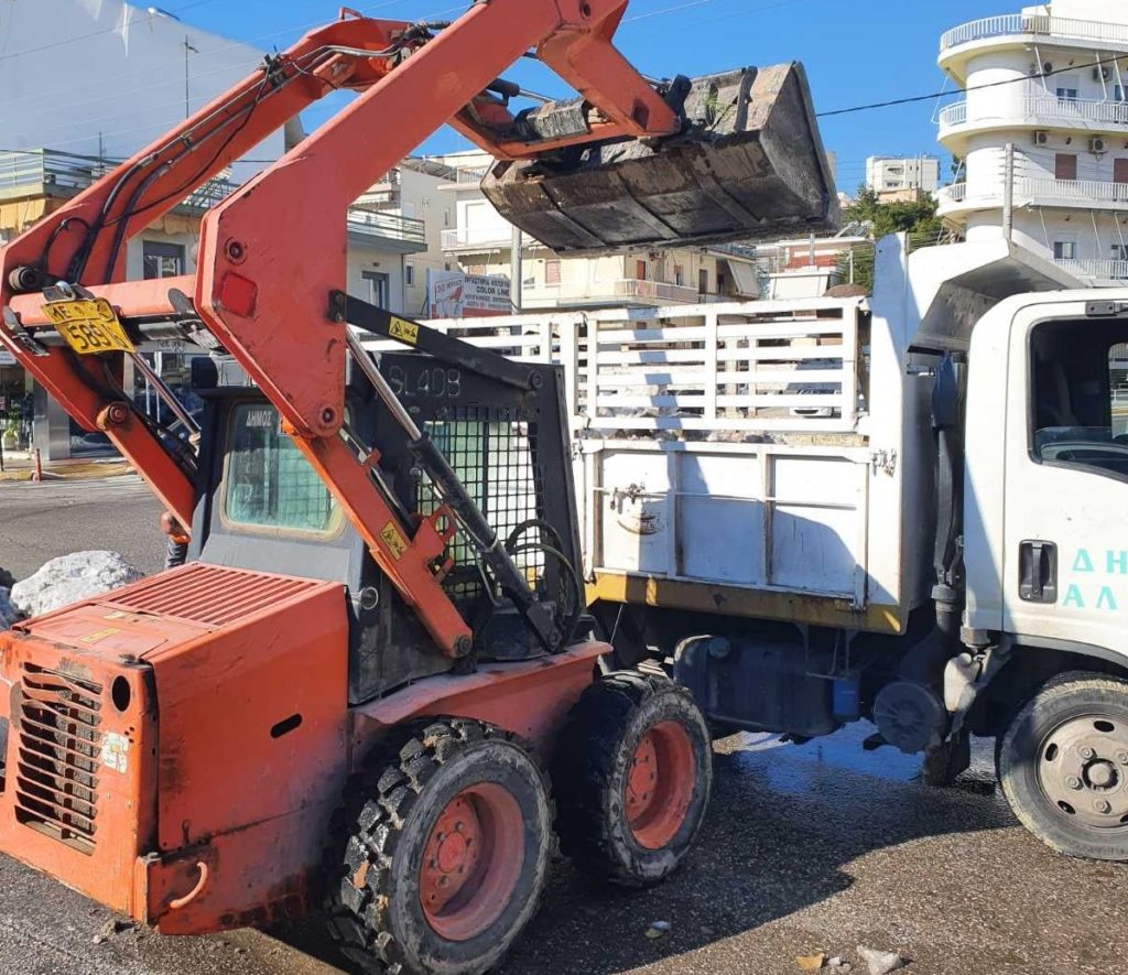 Άλιμος: Με φορτηγά απομακρύνει το χιόνι από τους δρόμους ο Δήμος