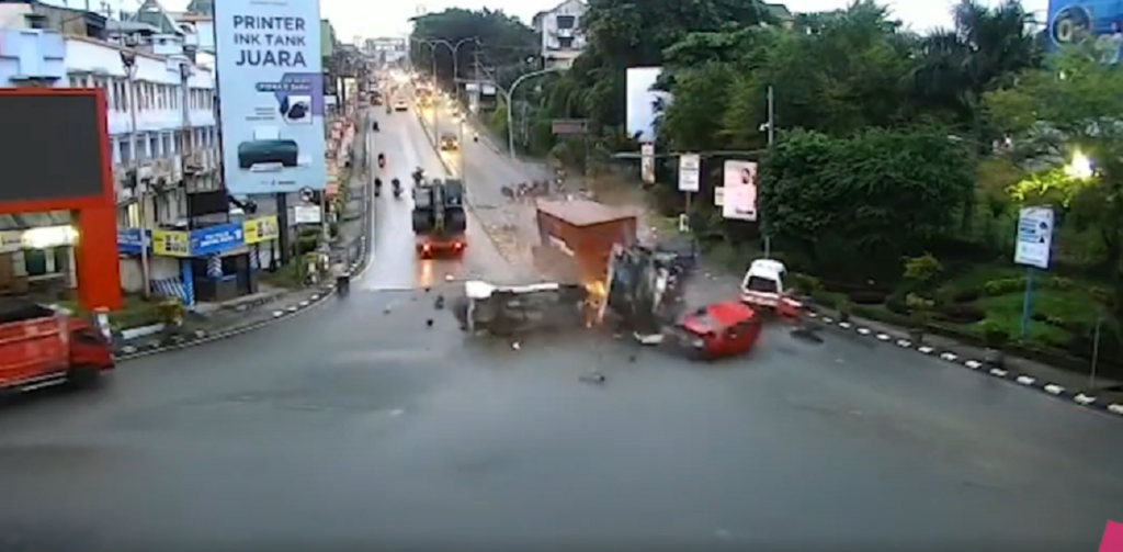 Τραγωδία στην Ινδονησία: Φορτηγό παρέσυρε αυτοκίνητα και μοτοσικλέτες (video)