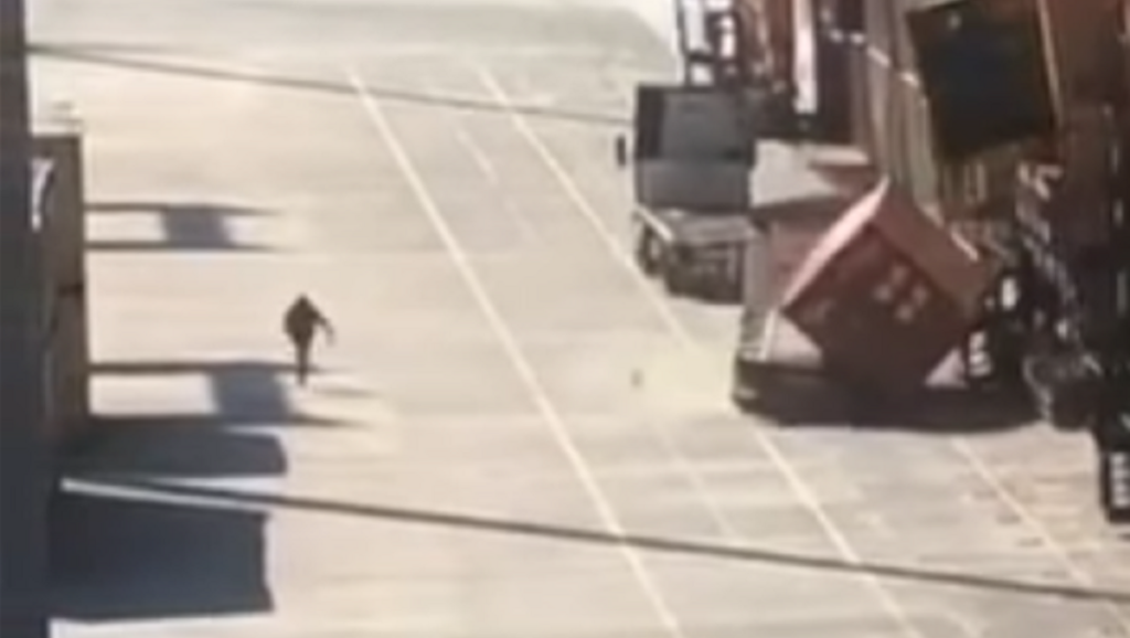 Σοκαριστικό ατύχημα στον Πειραιά: Εργάτης γλίτωσε από πτώση κοντέινερ (video)