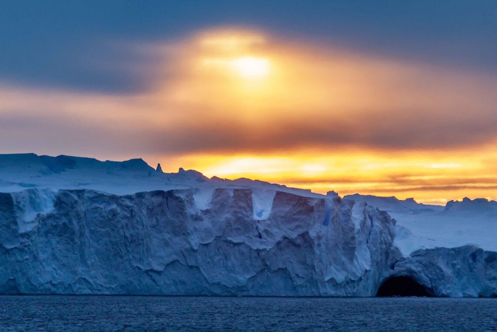 Ανταρκτική: Φαράγγι κάτω από παγετώνα