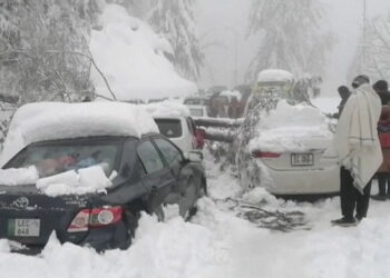 Πακιστάν: Πολλοί νεκροί απο χιονόπτωση που παγίδευσε οδηγούς στα αυτοκινητά τους