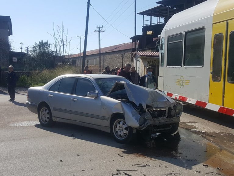 Πάτρα: ΙΧ συγκρούστηκε με συρμό του προαστιακού (φωτογραφίες)