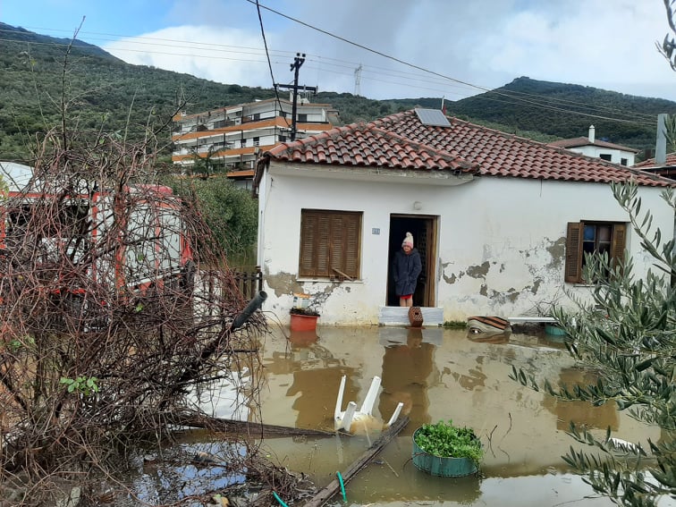 Βόλος: Σε λίμνη μετατράπηκε περιοχή στο Μαλάκι -“Εγκλωβίστηκε” ζευγάρι σε μονοκατοικία (video)