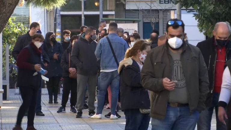 Μεγάλες ουρές για rapid test – Συνωστισμός σε Αττική, Θεσσαλονίκη, Λάρισα και Λέσβο (video)