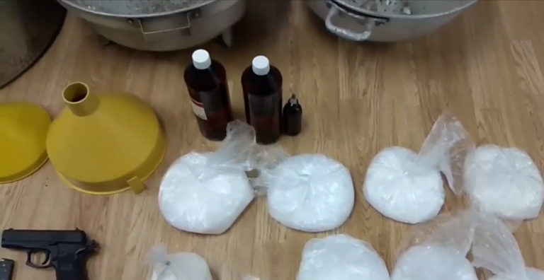 Η «κοκαΐνη των φτωχών» – Πληθαίνουν τα εργαστήρια κρυσταλλικής μεθαμφεταμίνης
