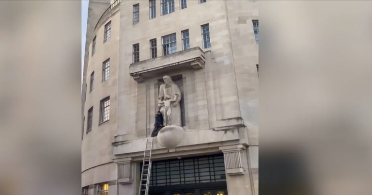 Σκαρφάλωσε στο κτίριο του BBC για να καταστρέψει άγαλμα παιδόφιλου γλύπτη