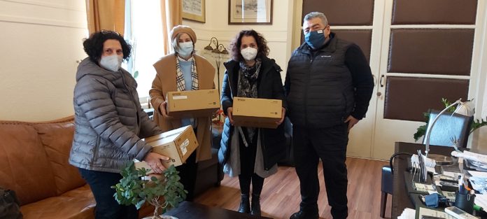 Παράδοση εξοπλισμού στο Διαπολιτισμικό Σχολείο  Χανίων από τον N. Καλογερή