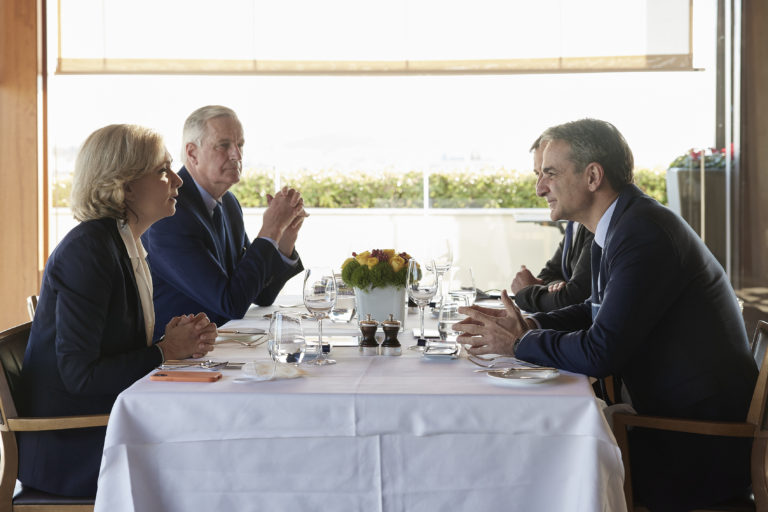 Με την υποψήφια των Ρεπουμπλικανών στη Γαλλία Βαλερί Πεκρές γευμάτισε ο πρωθυπουργός
