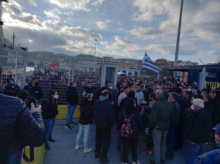 Διαμαρτυρίες σε Χίο και Λέσβο “μπλόκαραν” την εκφόρτωση των μηχανημάτων για τη νέα δομή (εικόνες – βίντεο)