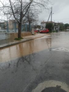 Πλημμυρισμένοι δρόμοι στην Αγριά Μαγνησίας – Διακοπή κυκλοφορίας προς τις Άσπρες Πεταλούδες (video)