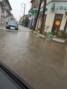 Πλημμυρισμένοι δρόμοι στην Αγριά Μαγνησίας – Διακοπή κυκλοφορίας προς τις Άσπρες Πεταλούδες (video)