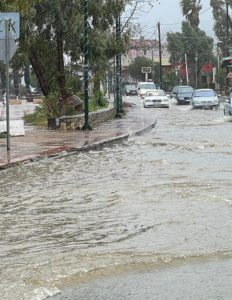 Πλημμυρισμένοι δρόμοι στην Αγριά Μαγνησίας – Διακοπή κυκλοφορίας προς τις Άσπρες Πεταλούδες (video)