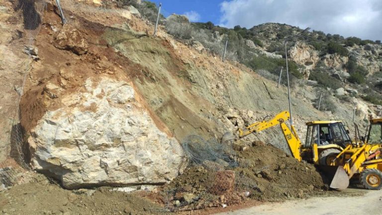 Αποκόλληση τεράστιου βράχου στον δρόμο Παλαιόχωρας – Κουντούρας