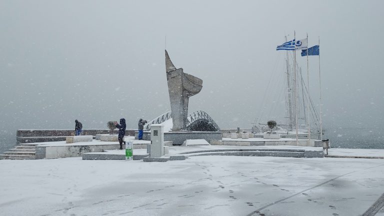 Έντονη χιονόπτωση στον Βόλο – Έκκληση να μην μετακινούνται οι πολίτες (photos)