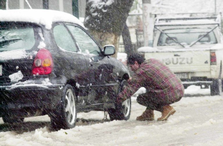 Delivery για αντιολισθητικές αλυσίδες έκαναν καταστηματάρχες εν μέσω της κακοκαιρίας (video)