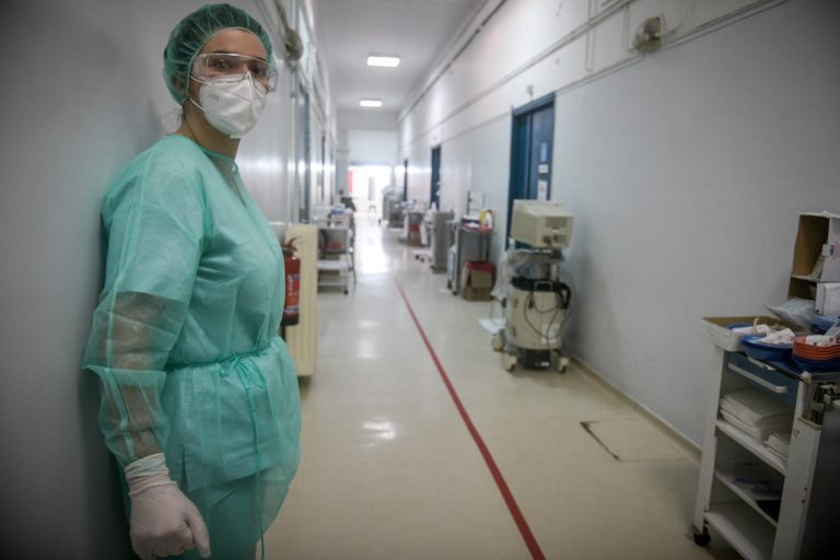 ΕΟΔΥ: 103 θάνατοι από covid-19, 68 διασωληνωμένοι – Κυρίαρχη η υποπαραλλαγή JN.1