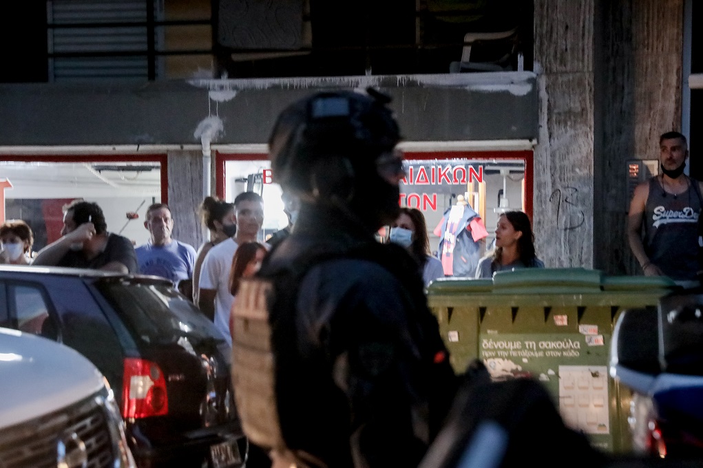 ΕΠΕΜΒΑΣΗ ΤΗΣ ΑΣΤΥΝΟΜΙΑΣ ΣΤΗΝ ΣΥΜΒΟΛΗ ΤΩΝ ΟΔΩΝ ΚΕΙΡΙΑΔΩΝ ΚΑΙ ΣΥΜΜΑΧΙΔΩΝ ΣΤΑ ΠΕΤΡΑΛΩΝΑ ΓΙΑ ΤΗΝ ΣΥΛΛΗΨΗ ΒΙΑΣΤΗ(EUROKINISSI / ΓΙΑΝΝΗΣ ΠΑΝΑΓΟΠΟΥΛΟΣ)