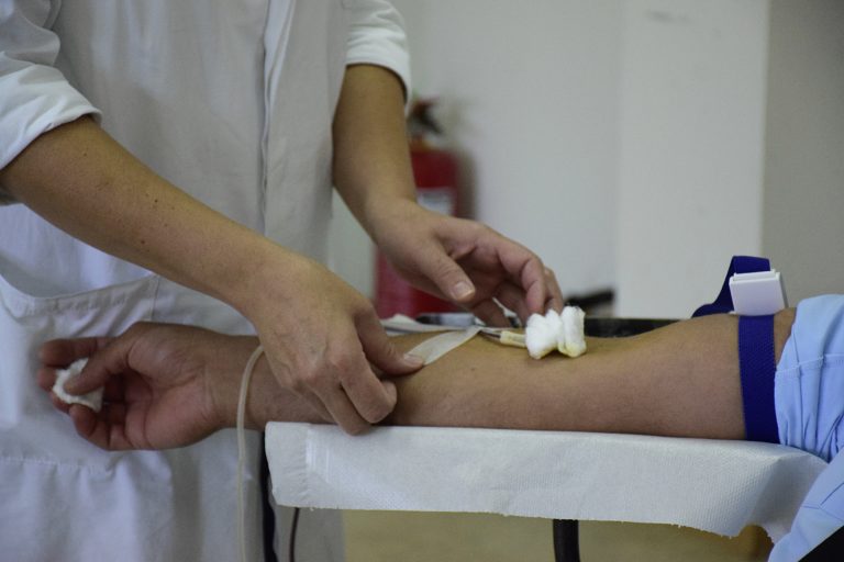 Εθελοντικές αιμοδοσίες: Καταργήθηκε ο αποκλεισμός των ομοφυλόφιλων – Το νέο έγγραφο