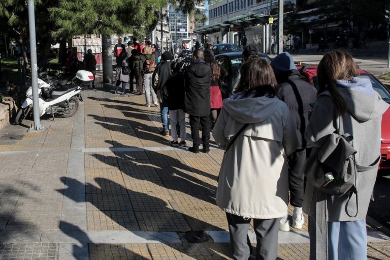 Ουρές για rapid: Συστάσεις για θετικούς τριπλοεμβολιασμένους – Το έντυπο από Εργάνη