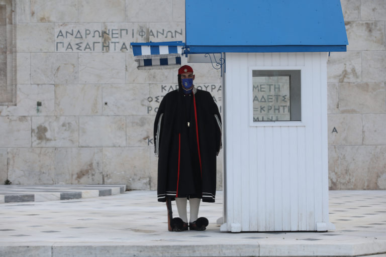 Με κάπες οι Εύζωνες στον Άγνωστο Στρατιώτη λόγω του κρύου