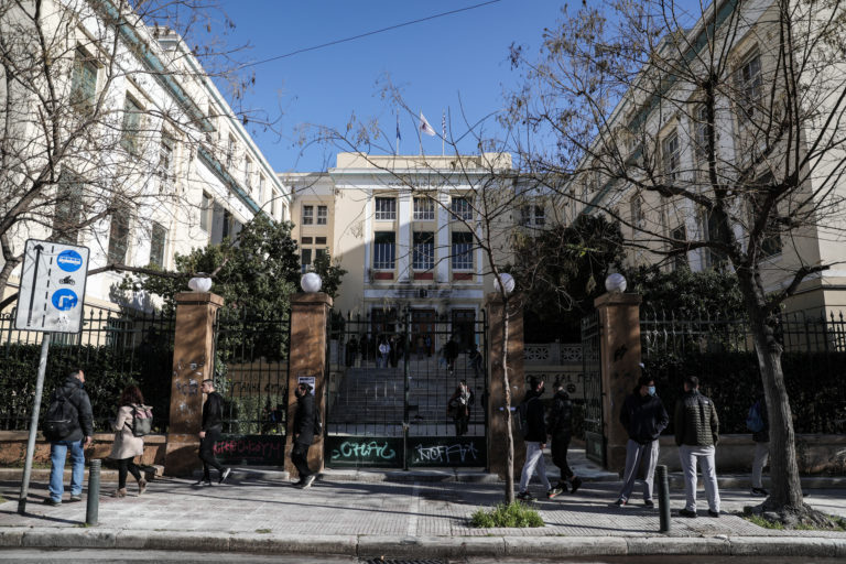 Επεισόδια στην ΑΣΟΕΕ μεταξύ κουκουλοφόρων και ΜΑΤ (video – φωτογραφίες)