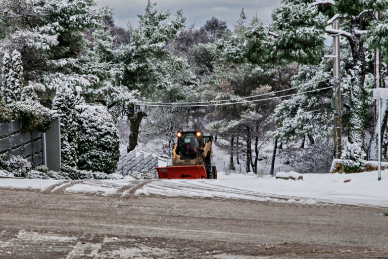 Σε κλοιό χιονιά η Ελλάδα – Τη Δευτέρα η κορύφωση της κακοκαιρίας «Ελπίδα»