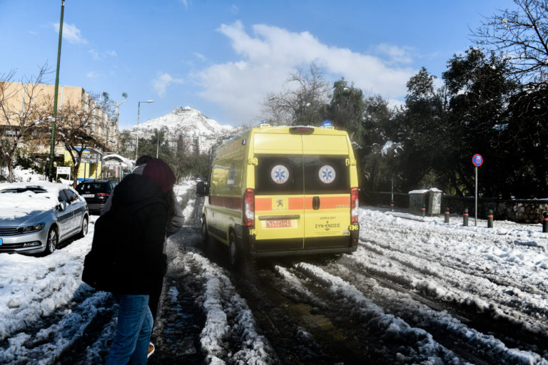 ΕΚΑΒ: Μετέφερε πέντε ασθενείς από την Αττική Οδό στα νοσοκομεία – Τι δήλωσε ο πρόεδρος των εργαζομένων (video)