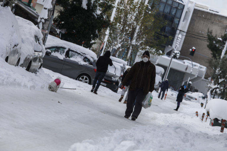Με μπόρες χιονιού αποχωρεί η «Ελπίδα» από την Αττική – «Κατεβασιά» ψυχρών αέριων μαζών στις αρχές Φλεβάρη