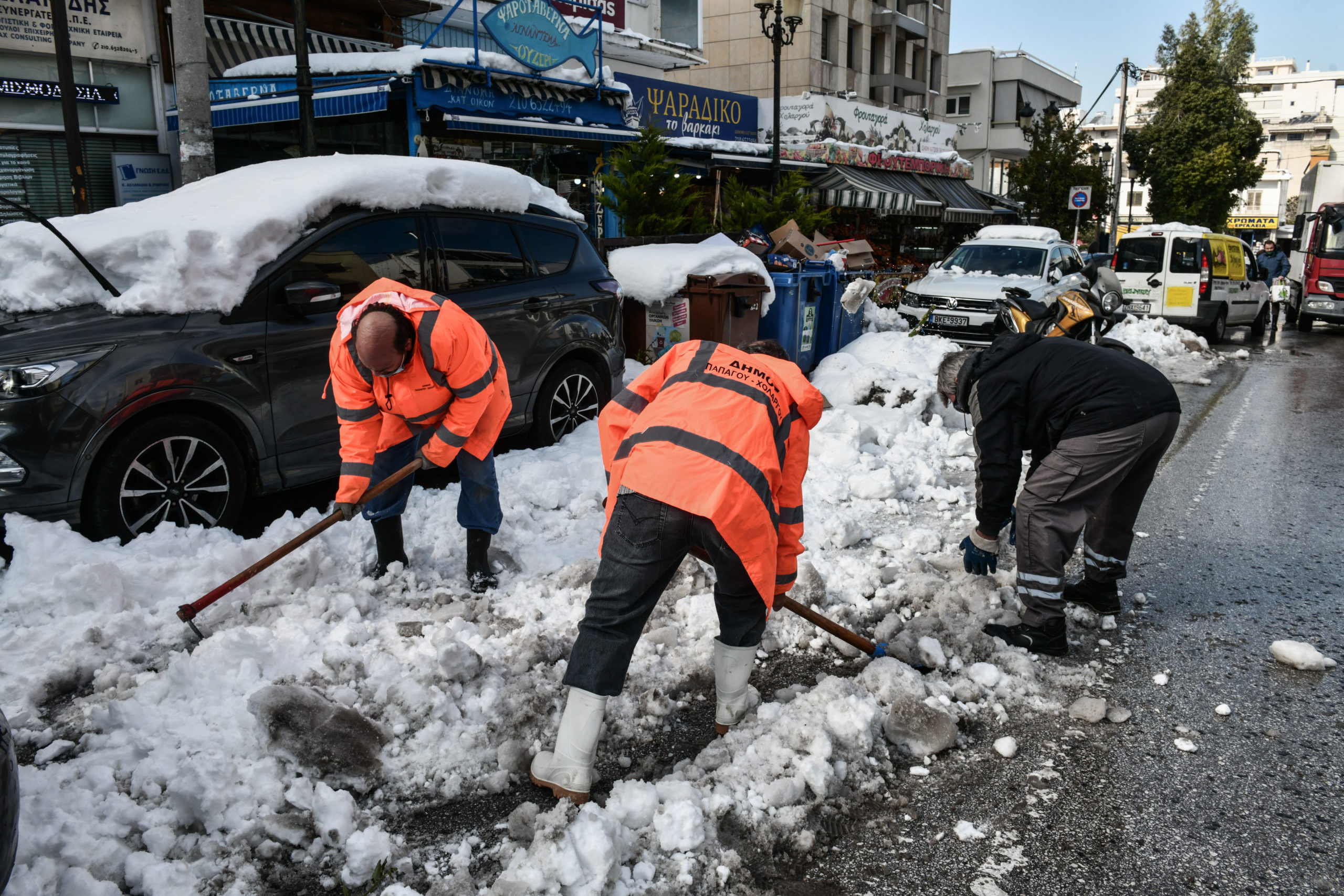 Κακοκαιρία «Ελπίδα»: Δρόμοι απροσπέλαστοι και γειτονιές στο χιόνι – Πού συνεχίζονται τα προβλήματα