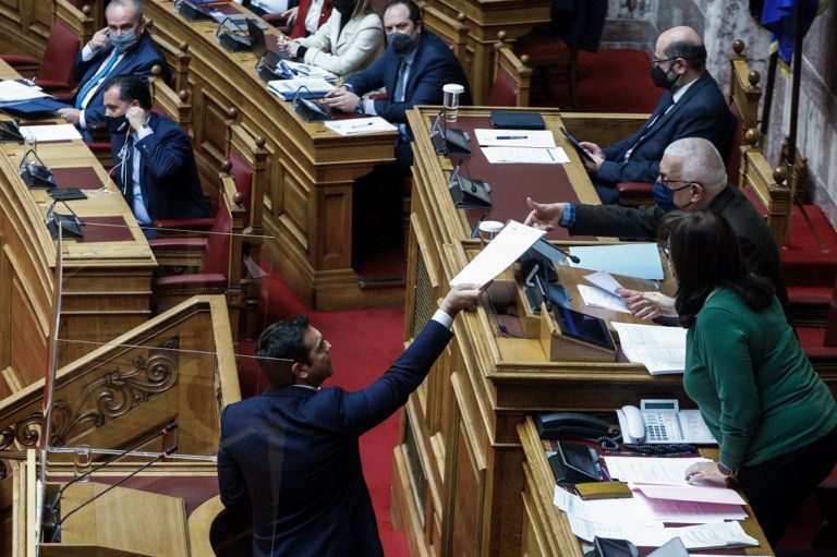 Πρόταση μομφής: Στις 18:00 ξεκινάει η τριήμερη «μάχη» στη Βουλή