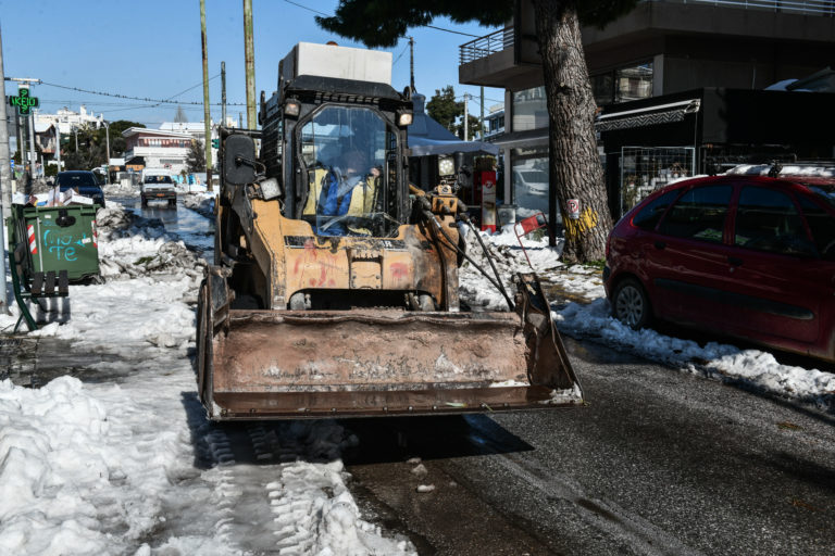 Ολοκληρώθηκε ο αποχιονισμός σε Βάρη, Βούλα, Βουλιαγμένη – Πού υπάρχουν προβλήματα