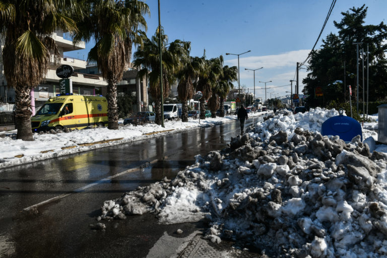 Κακοκαιρία «Ελπίδα»: Δρόμοι απροσπέλαστοι και γειτονιές στο χιόνι – Πού συνεχίζονται τα προβλήματα