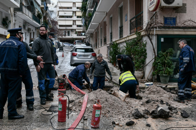 Παγκράτι: Κανένας κίνδυνος από τη διαρροή φυσικού αερίου – Μέχρι το βράδυ η αποκατάσταση της βλάβης