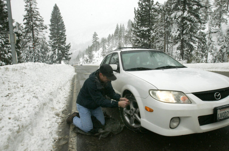 Οδήγηση στο χιόνι: Τι πρέπει να ξέρετε και ποια τα απαραίτητα αξεσουάρ