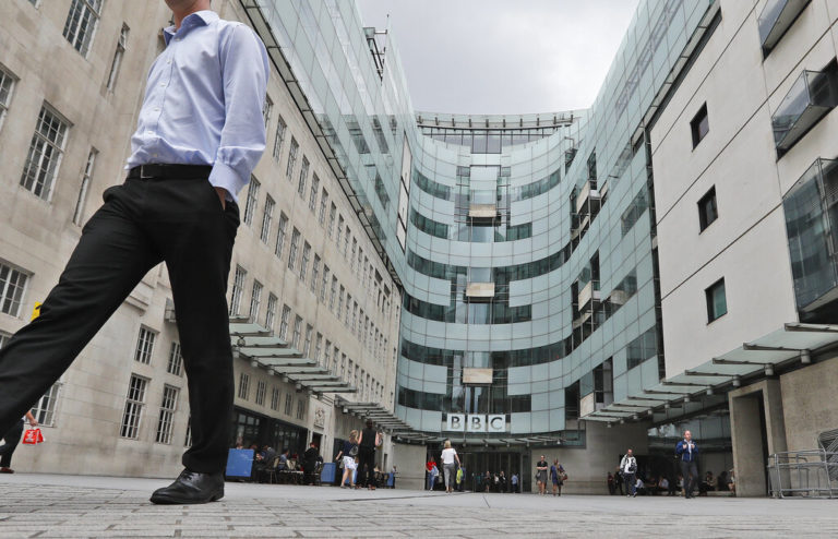 Βρετανία: To BBC σχεδιάζει να διακόψει τη μετάδοση των CBCC, BBC Four και Radio Four Extra