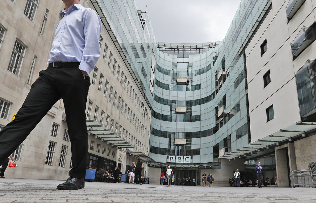 Βρετανία: «Παγώνει» το τέλος εισφοράς για το BBC – Αρχίζει η συζήτηση για το μέλλον του τέλους
