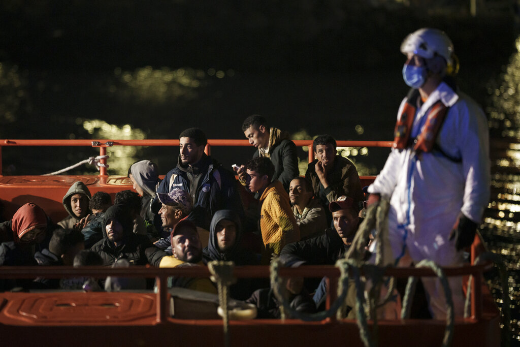 Τουλάχιστον 300 μετανάστες διασώθηκαν ανοικτά των Κανάριων Νησιών