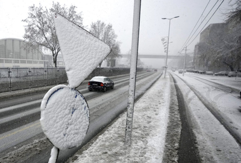 Σερβία: Ο στρατός απομακρύνει τα χιόνια από τους δρόμους