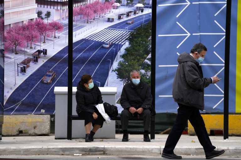 Πώς η Όμικρον ξεφεύγει από τα τεστ – Μιλούν Γιαμαρέλλου, Tζανάκης, Σαρηγιάννης