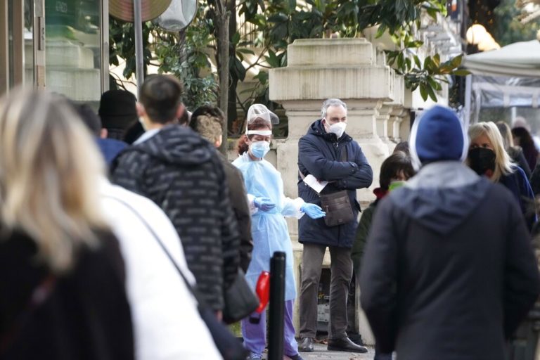 Ιταλία: Νέο ρεκόρ κρουσμάτων Covid-19 και τεστ το τελευταίο 24ωρο – Από σήμερα διατίθεται το αντιικό χάπι της Merck