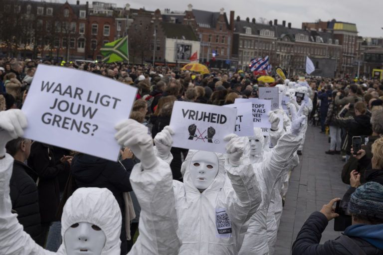 Ολλανδία: Διαδήλωση κατά των μέτρων του lockdown προσπάθησε να διαλύσει η αστυνομία