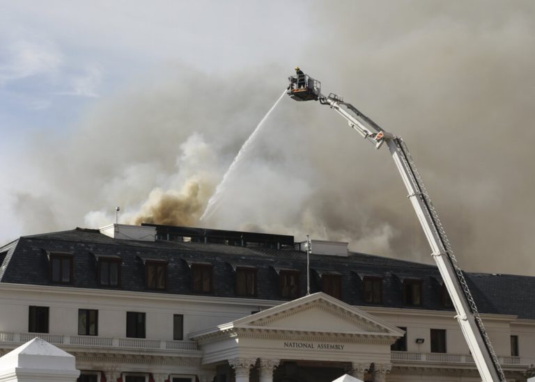 Νότια Αφρική: Αναζωπυρώθηκε η πυρκαγιά στο κοινοβούλιο