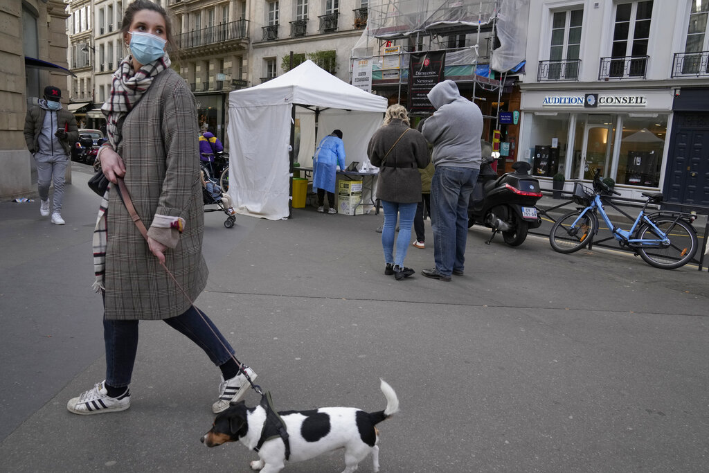 Γαλλία: «Ναι» στο πάσο, «Όχι» στον υποχρεωτικό εμβολιασμό με τα κρούσματα να ξεπερνούν τις 300.000 ημερησίως