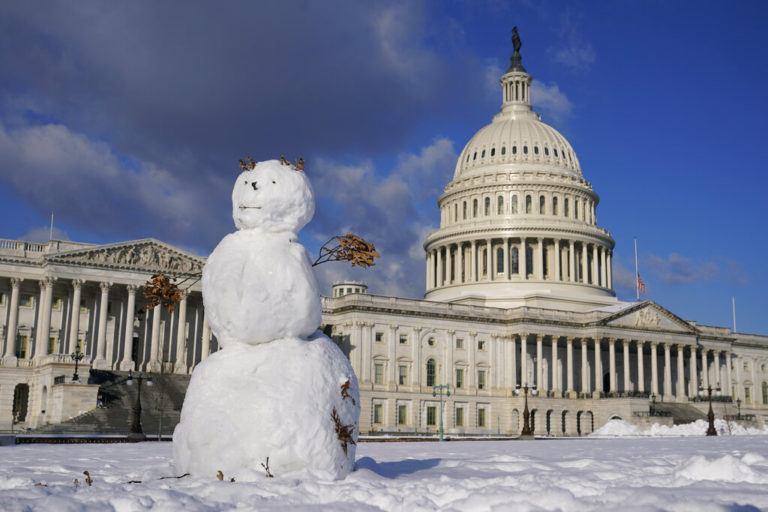 ΗΠΑ: Ακυρώθηκαν εκατοντάδες πτήσεις, έκλεισαν σχολεία λόγω χιονοθύελλας στις βορειανατολικές Πολιτείες