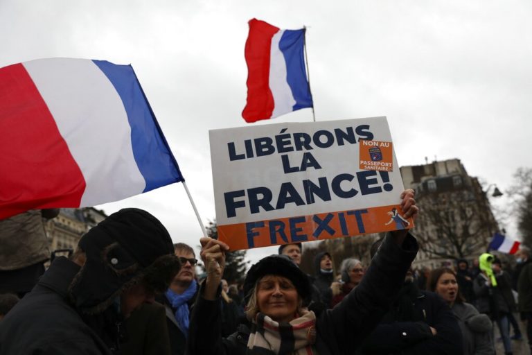 Γαλλία: «Εμείς θα σε τσαντίσουμε» διαδηλώνουν αντιεμβολιαστές στον Μακρόν