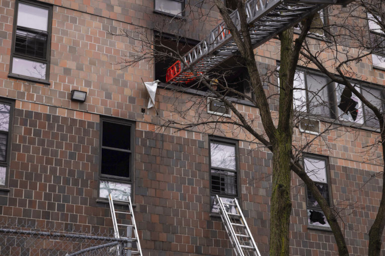 ΗΠΑ: Δεκάδες νεκροί και τραυματίες στην πυρκαγιά που ξέσπασε σε πολυώροφο κτήριο στο Μπρονξ